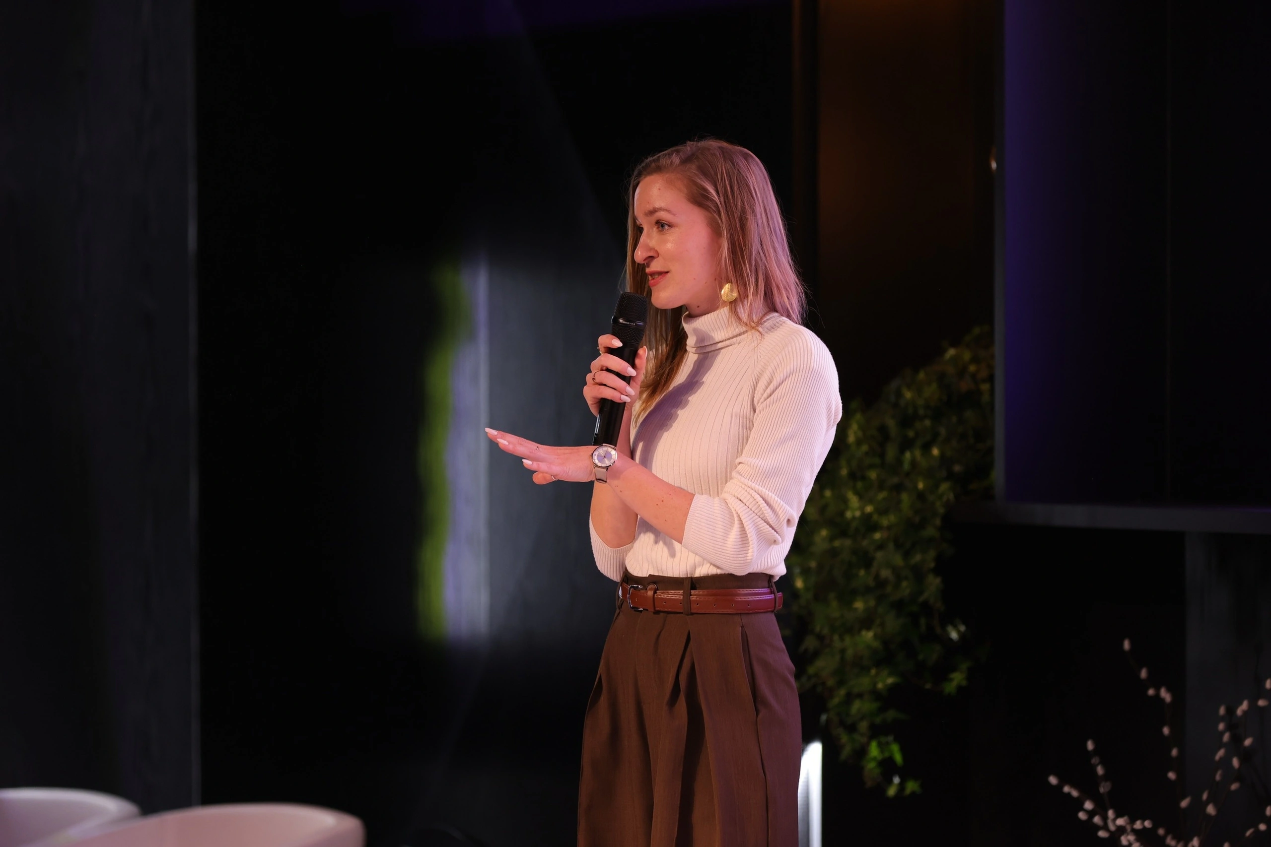 Maja Završnik during a presentation.